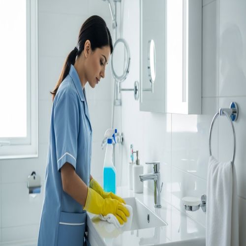 عاملة منزلية بالساعة الخرج